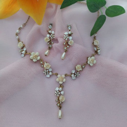 Conjunto de gargantilla y pendientes SIRA