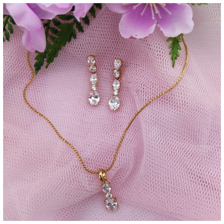 Conjunto de gargantilla y pendientes THALIA