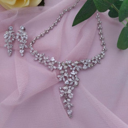 Conjunto de gargantilla y pendientes CRISTAL