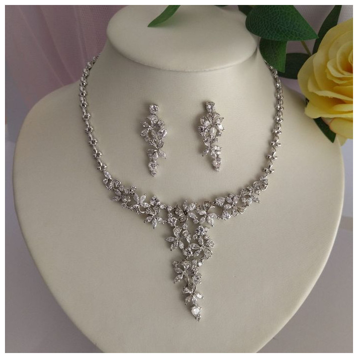 Conjunto de gargantilla y pendientes CRISTAL