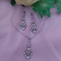Conjunto de gargantilla y pendientes DIANA