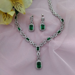 Conjunto de gargantilla y pendientes ESMERALDA