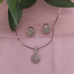 Conjunto de gargantilla y pendientes JANET