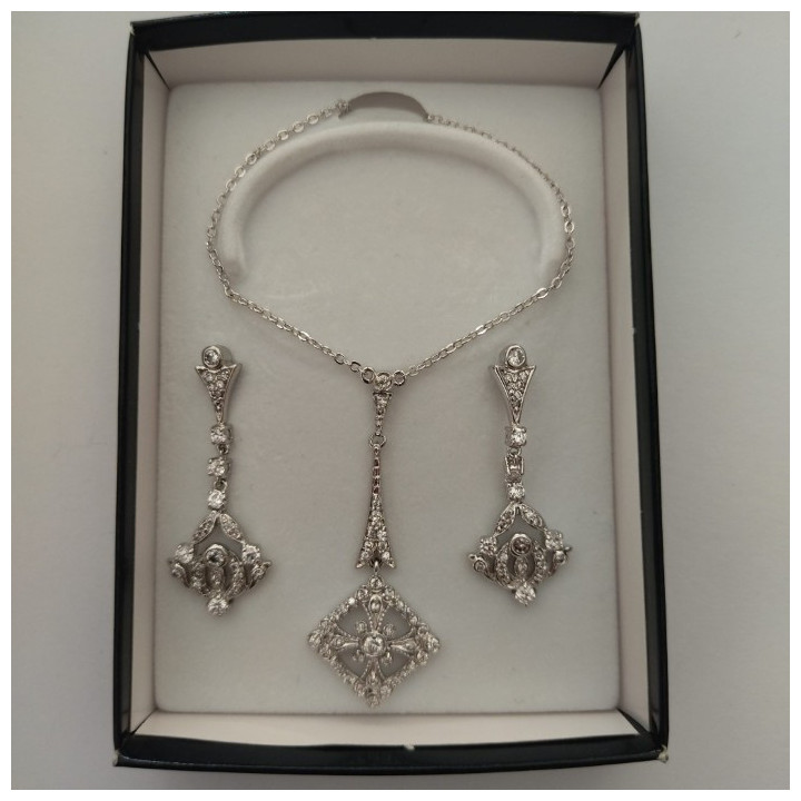 Conjunto de gargantilla y pendientes LARA