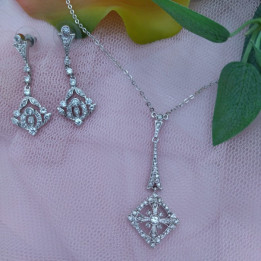 Conjunto de gargantilla y pendientes LARA