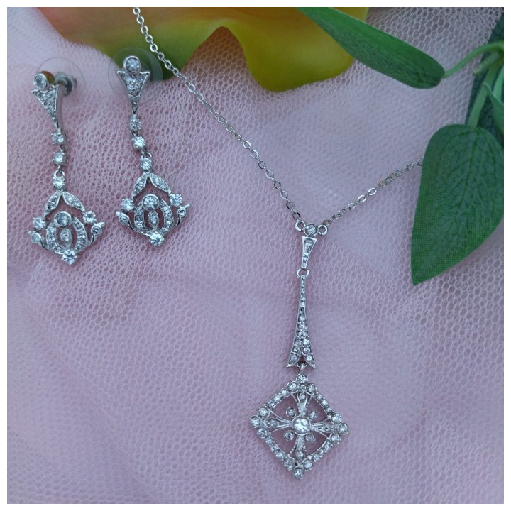 Conjunto de gargantilla y pendientes LARA