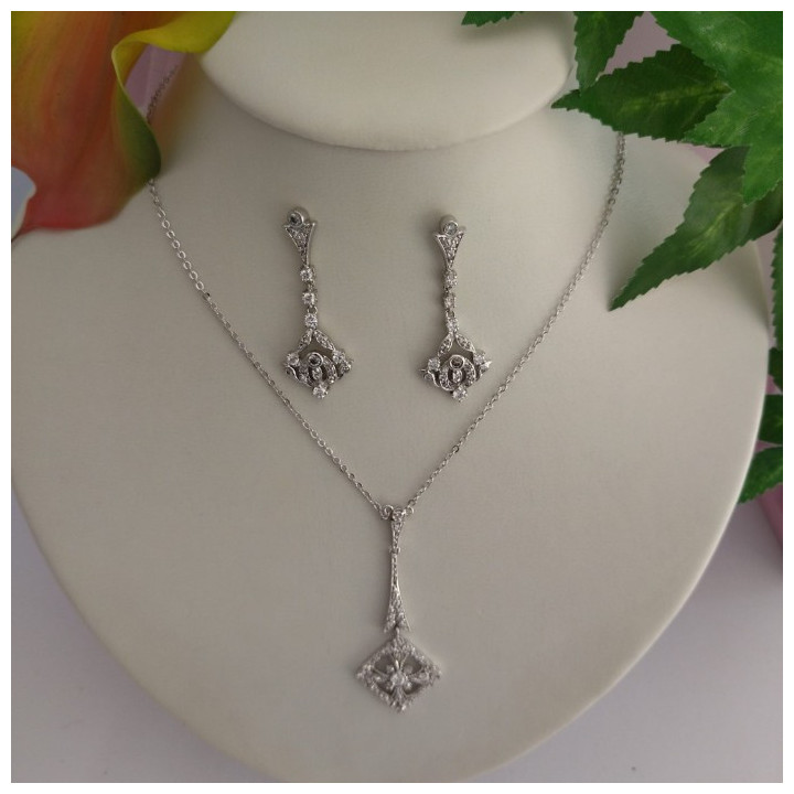 Conjunto de gargantilla y pendientes LARA