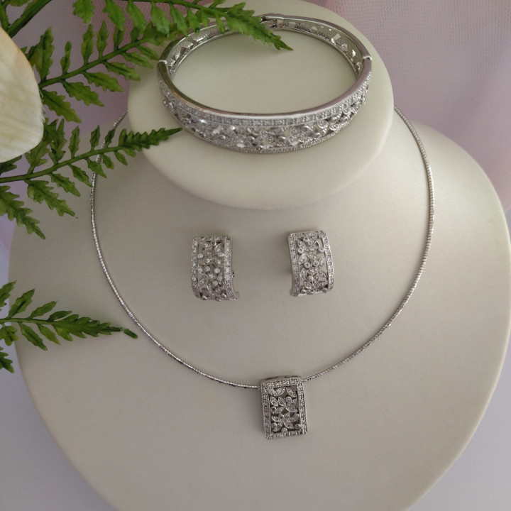 Conjunto de gargantilla, brazalete y pendientes LUNA