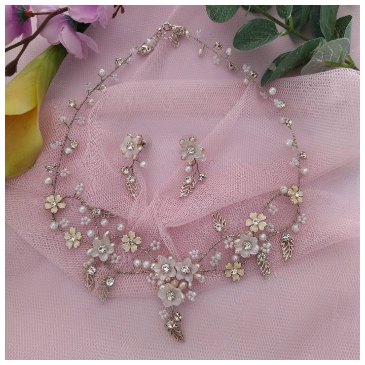 Conjunto de gargantilla y pendientes MAGIC