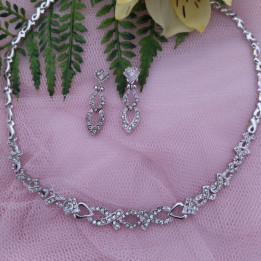Conjunto de gargantilla y pendientes NADIA