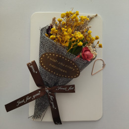 Tarjeta con flores en caja marrón
