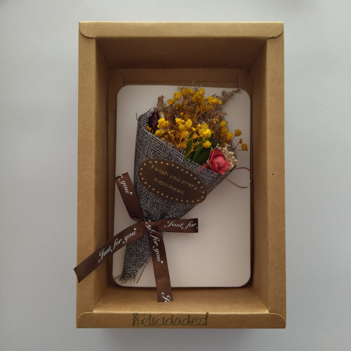 Tarjeta con flores en caja marrón