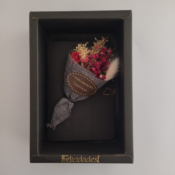 Tarjeta con flores en caja negra