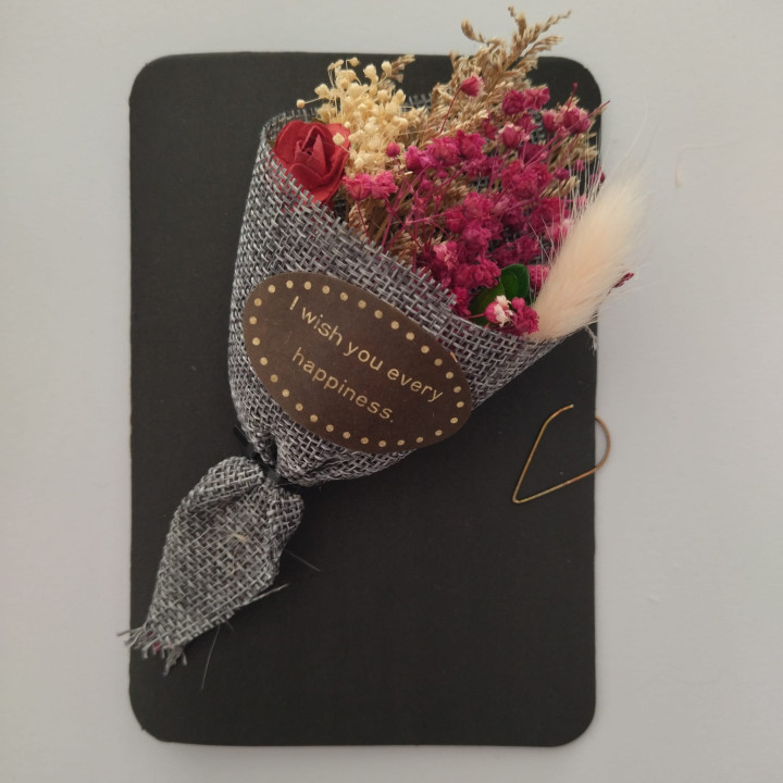 Tarjeta con flores en caja negra