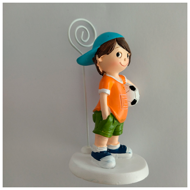 Figura futbolista camiseta naranja