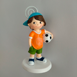 Figura futbolista camiseta naranja