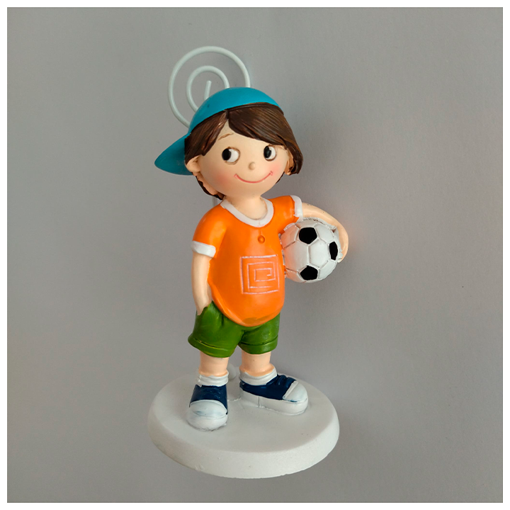 Figura futbolista camiseta naranja