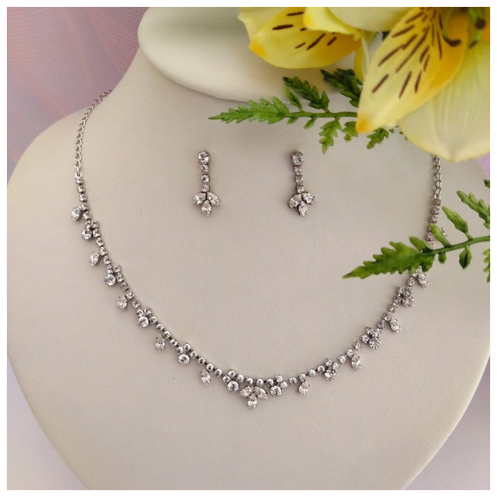 Conjunto de gargantilla y pendientes LIVVIE
