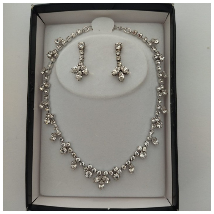 Conjunto de gargantilla y pendientes LIVVIE