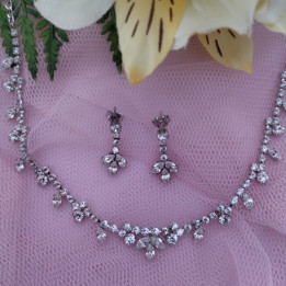 Conjunto de gargantilla y pendientes LIVVIE