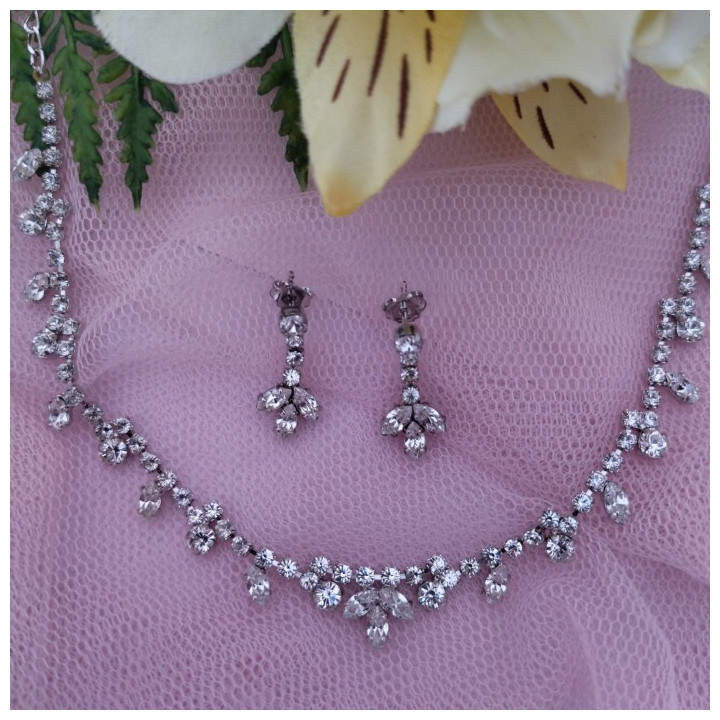 Conjunto de gargantilla y pendientes LIVVIE