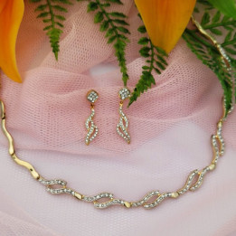 Conjunto de gargantilla y pendientes CHER