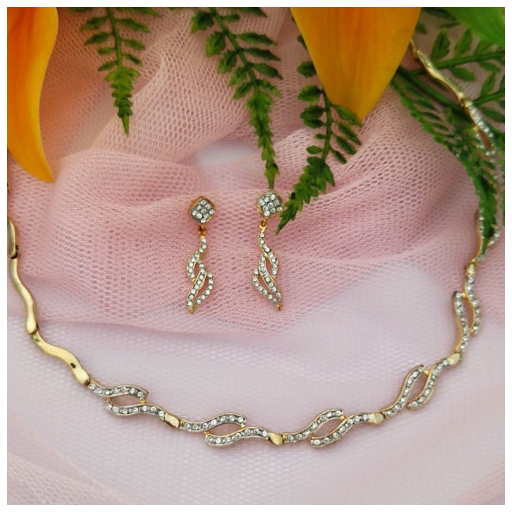 Conjunto de gargantilla y pendientes CHER