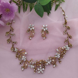 Conjunto de gargantilla y pendientes FLOR