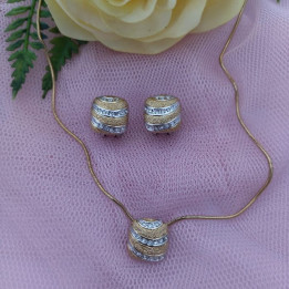 Conjunto de gargantilla y pendientes LAURA
